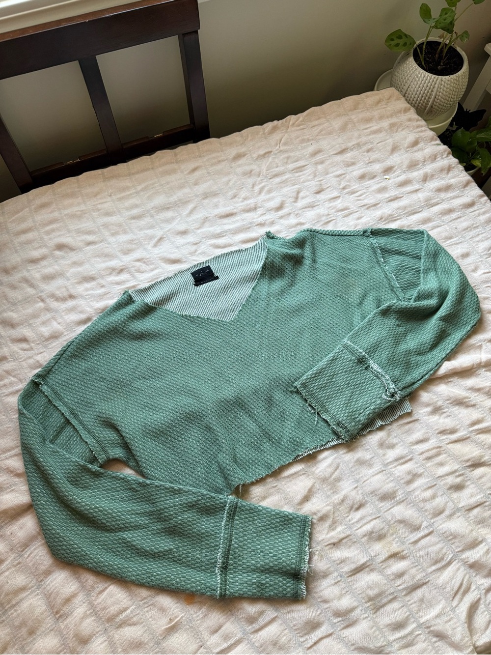 Urban Outfitters Mint Green Cropped V-Neck Knit Top - Picture 2 of 6